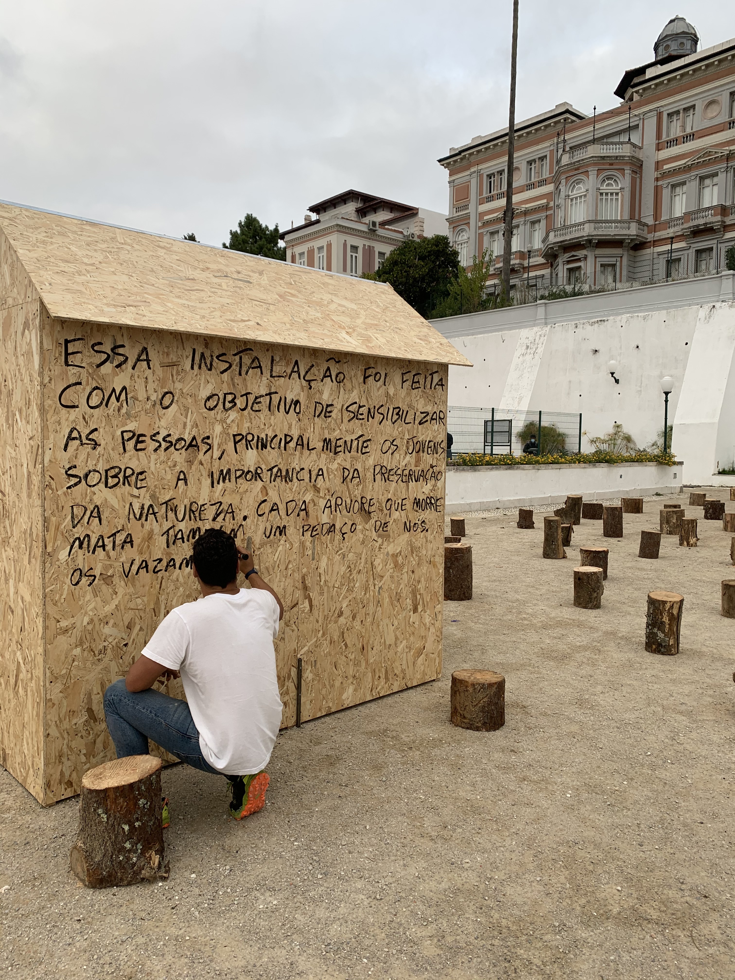 No final do percurso, uma estrutura em madeira reciclada em forma de casa alude à necessidade de abrigo (Foto: Tulio Dek / Divulgação)