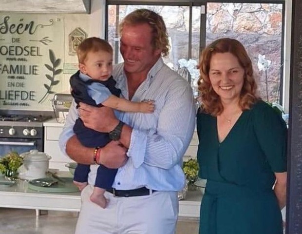 O filho de um ano de Jannie du Plessis perdeu a vida tragicamente na terça-feira (16) (Foto: Reprodução/Mirror)