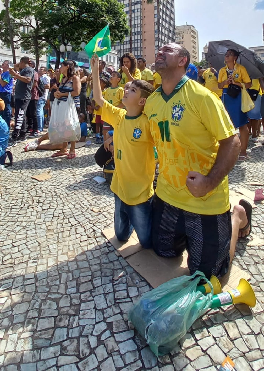 Torcedores acompanham Brasil x Croácia no Largo do Rosário, em Campinas — Foto: Vanderlei Duarte/EPTV