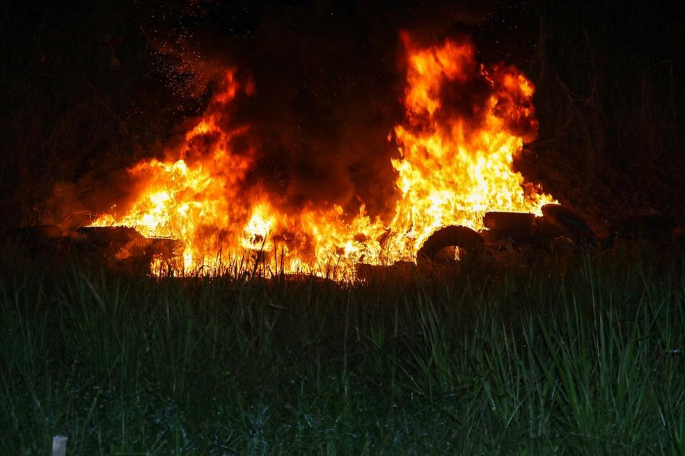 Fogo começou em pilhas de pneus, segundo os bombeiros  — Foto: Asscom/Bombeiros 