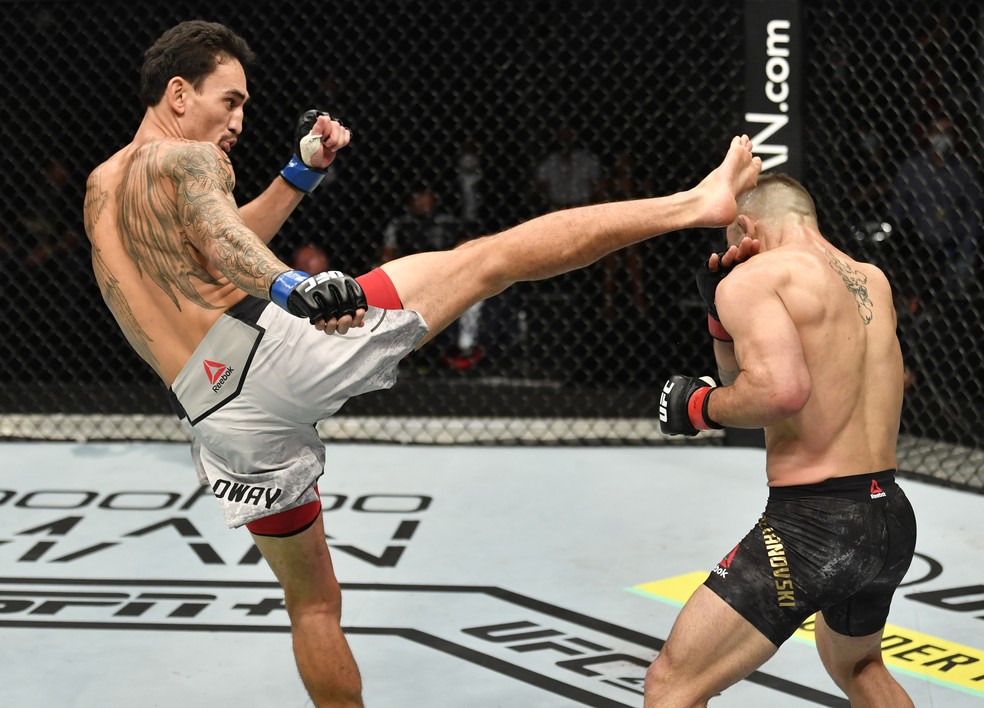 Max Holloway acertou um belo chute alto em Alexander Volkanovski no UFC 251 — Foto: Getty Images