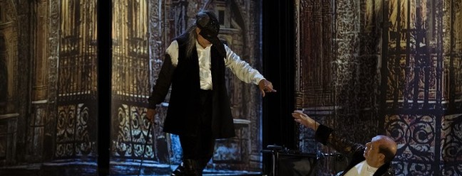 "Don Giovanni" no Municipal do Rio: mascarado, Don Giovanni (Homero Pérez-Miranda) mata o Comendador (Pedro Olivero) — Foto: Leo Martins