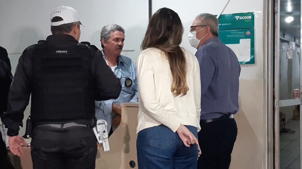 Secret&aacute;rio de Sa&uacute;de de Natal, George Antunes, foi &agrave; delegacia e apresentou vers&atilde;o do profissional. &mdash; Foto: S&eacute;rgio Henrique Santos/Inter TV Cabugi