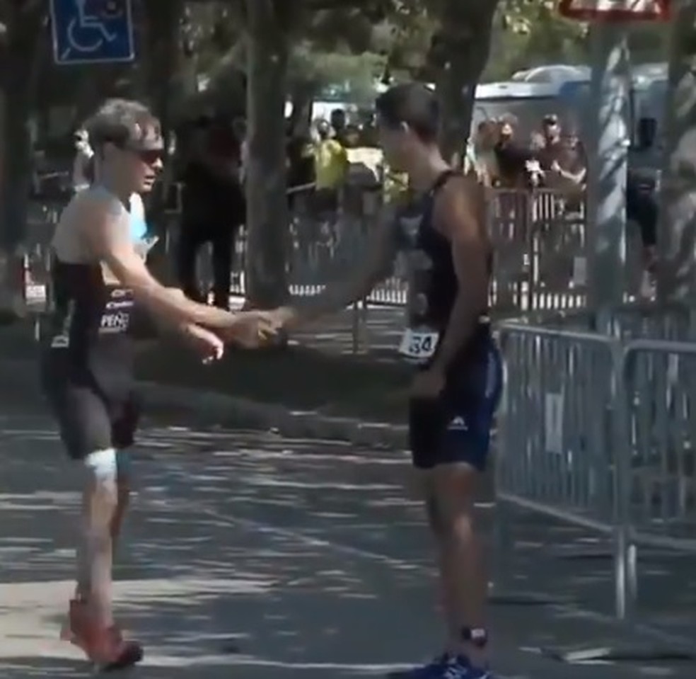 Prova de triatlo termina de forma diferente na Espanha — Foto: Reprodução