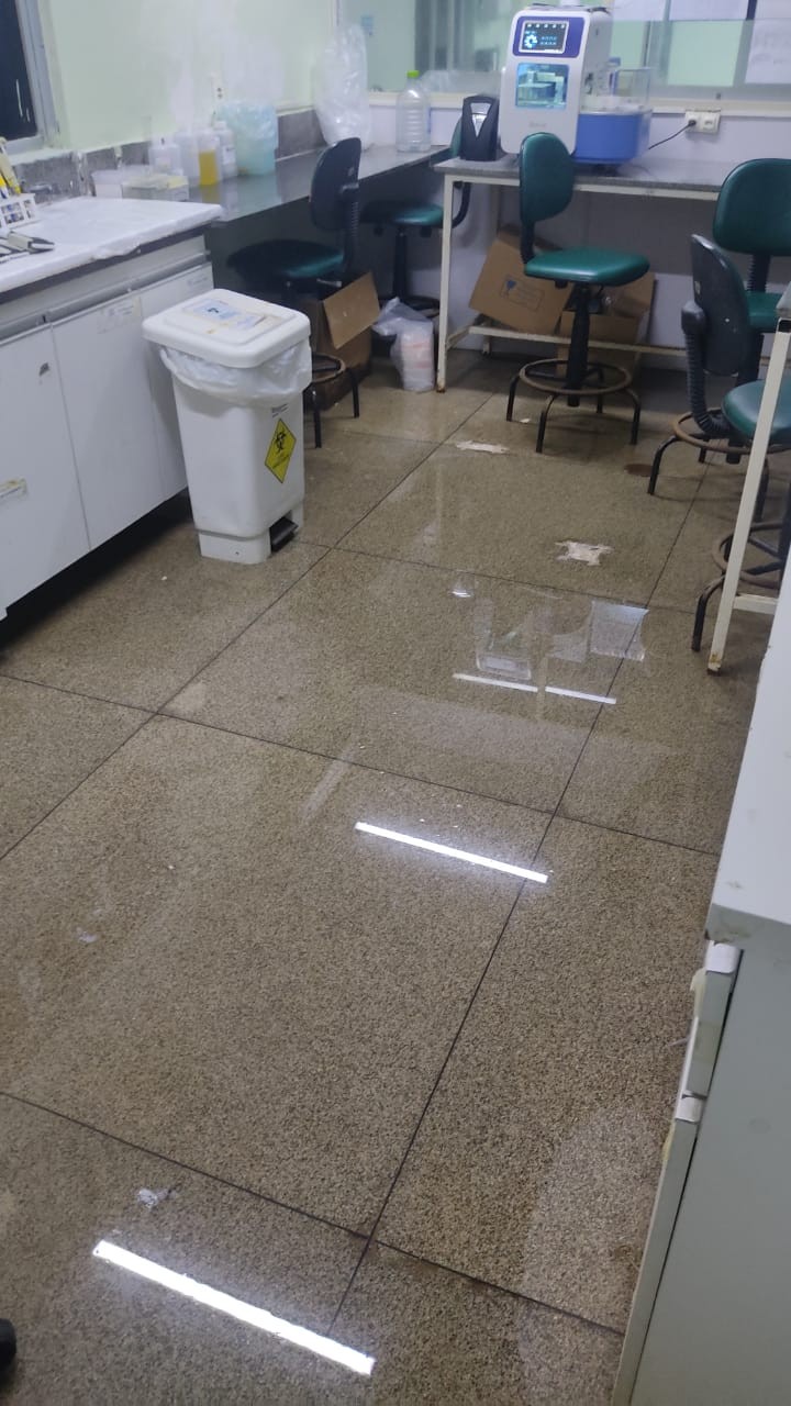 Salas do Laboratório Central em Teresina são invadidas por água da chuva; profissionais fazem paralização