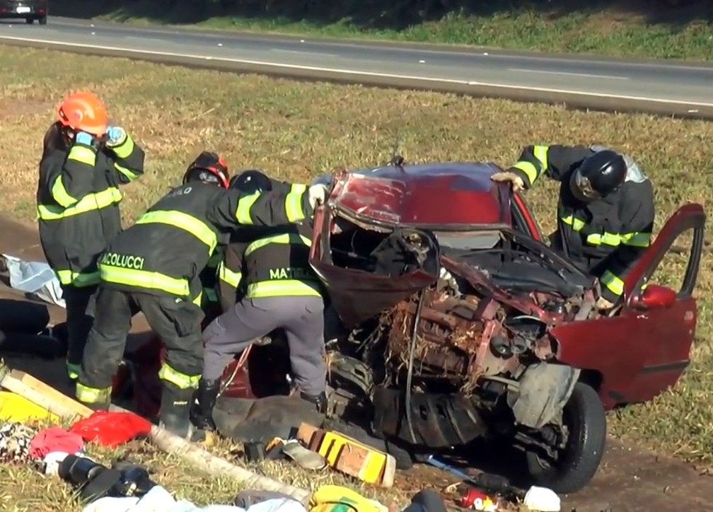 Bombeiros durante resgate na Rodovia dos Bandeirantes, em Limeira (Foto: Reprodução EPTV)