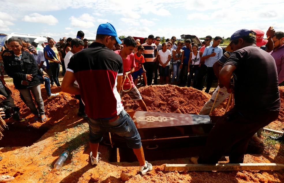 Parentes enterram vítimas de massacre no Pará (Foto: Lunae Parracho/Reuters)