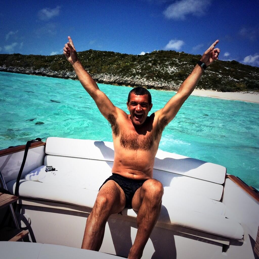 Antonio Banderas em iate nas Bahamas. (Foto: Twitter)