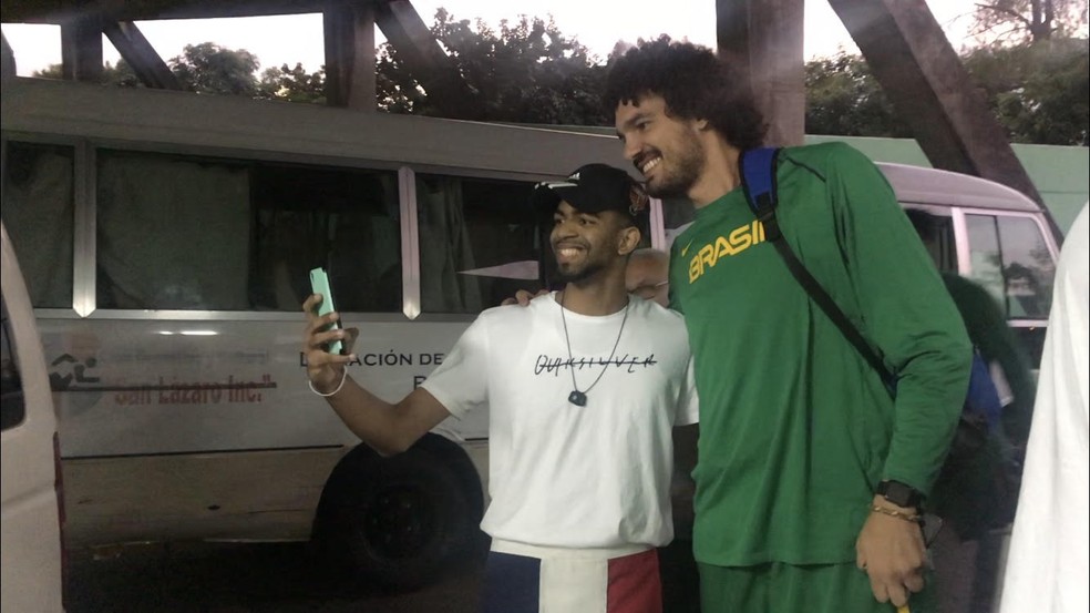 Varejão tira foto com torcedor horas antes do jogo — Foto: Thierry Gozzer