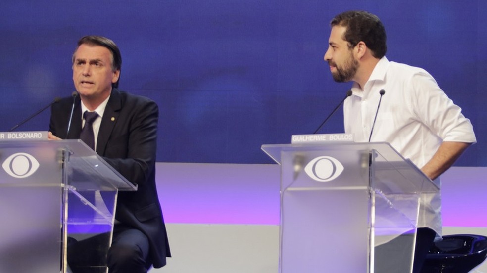 Os candidatos à Presidência Jair Bolsonaro (PSL) e Guilherme Boulos (PSOL), durante o debate na TV Bandeirantes (Foto: Kelly Fuzaro/Band)