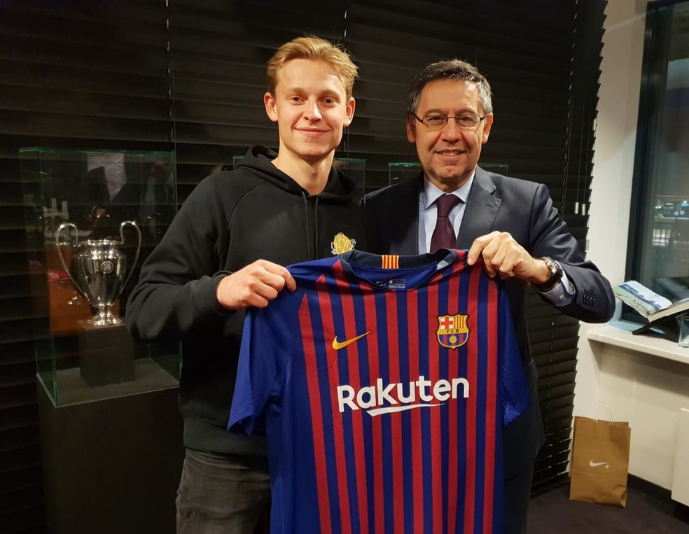 De Jong passarÃ¡ a defender o Barcelona na prÃ³xima temporada â€” Foto: ReproduÃ§Ã£o/Twitter