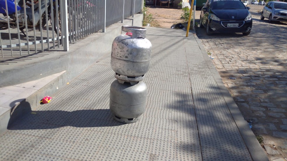 Criminosos roubaram botijões de gás da lanchonete e do espetinho — Foto: Hugo Andrade / Intertv Costa Branca