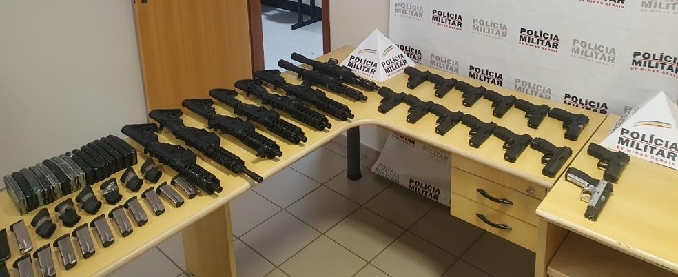 Imagem de arquivo: grande quantidade de fuzis e pistolas apreendidos durante operação em Uberlândia (foto de arquivo de março de 2020) que faz parte da investigação da Operação 'Balada'  — Foto: Polícia Militar/Divulgação