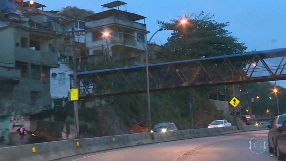 Arrastão na autoestrada Grajaú-Jacarepaguá na manhã desta terça (Foto: Reprodução / TV Globo)