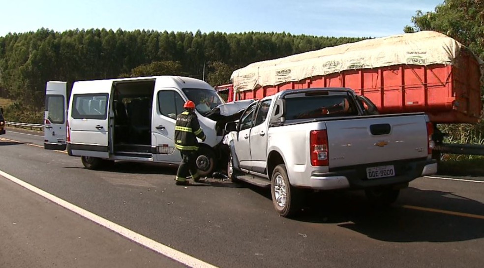 Acidente entre van e caminhonete deixa dez feridos, na SP-215 em Descalvado (Foto: Rodrigo Sargaço/EPTV)