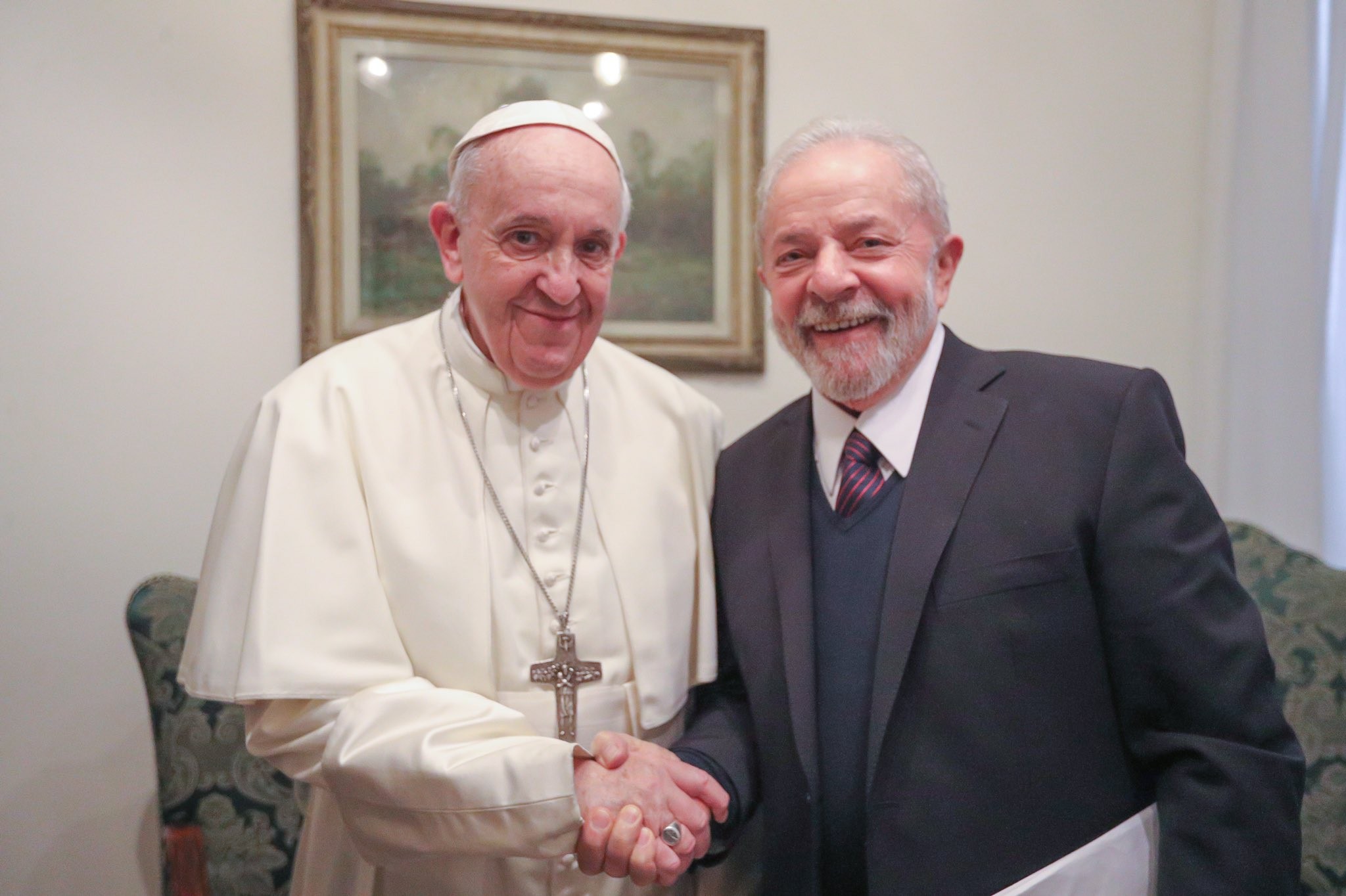 Lula conversa com Papa Francisco por telefone e convida religioso para visitar o Brasil