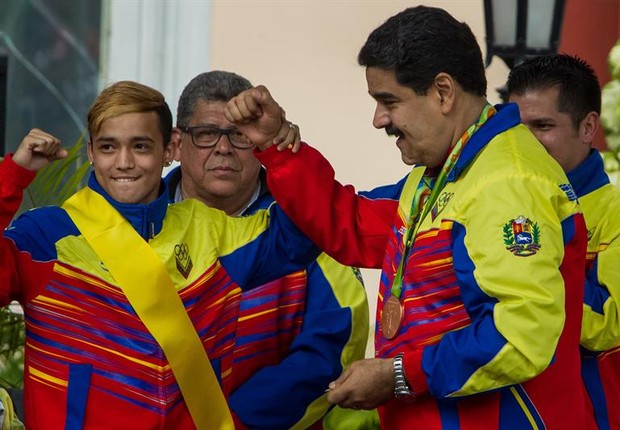 Presidente da Venezuela, Nicolás Maduro, recebe atletas vencedores dos Jogos do Rio 2016 (Foto: Miguel Gutiérrez/EFE)