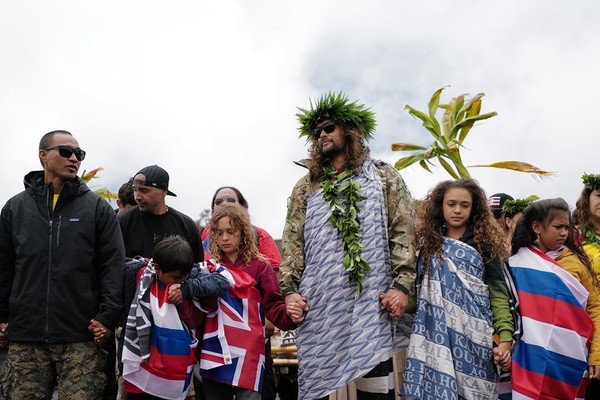 Jason Momoa vai a protesto contra construção de telescópio em topo de montanha no Havaí (Foto: Reprodução / Instagram)