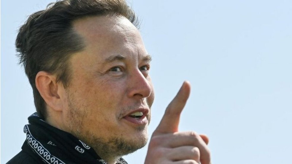 O empresário é o homem mais rico do mundo, segundo a Forbes — Foto: Reuters via BBC
