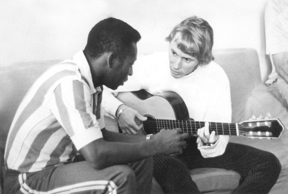 Pelé ao lado do compositor e cantor Marcos Valle, em agosto de 1969 — Foto: Domicio Pinheiro/Estadão Conteúdo/Arquivo