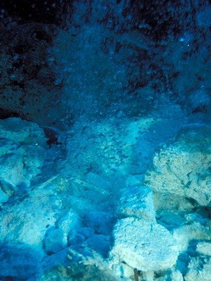 Embaixo d'água, próximo às Ilhas Eólias, fissuras vulcânicas borbulham gases que forçam sua passagem pela crosta terrestre (Foto: Getty Images via BBC News)