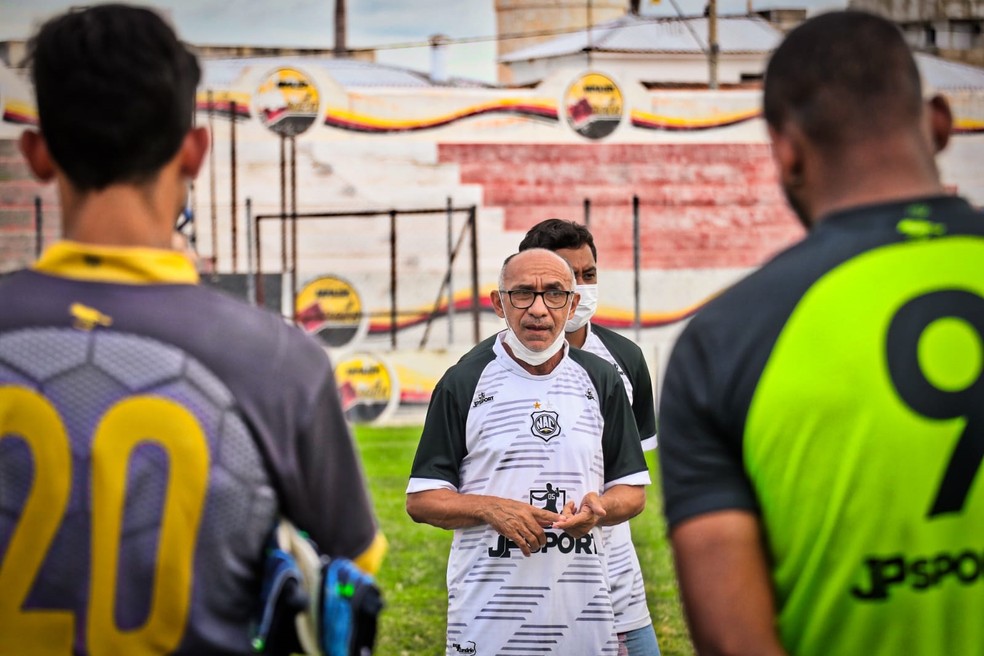 Papo com o elenco foi o primeiro ato de Mirandinha como t�cnico do Na�a � Foto: Luiz Guedes / Nacional de Patos