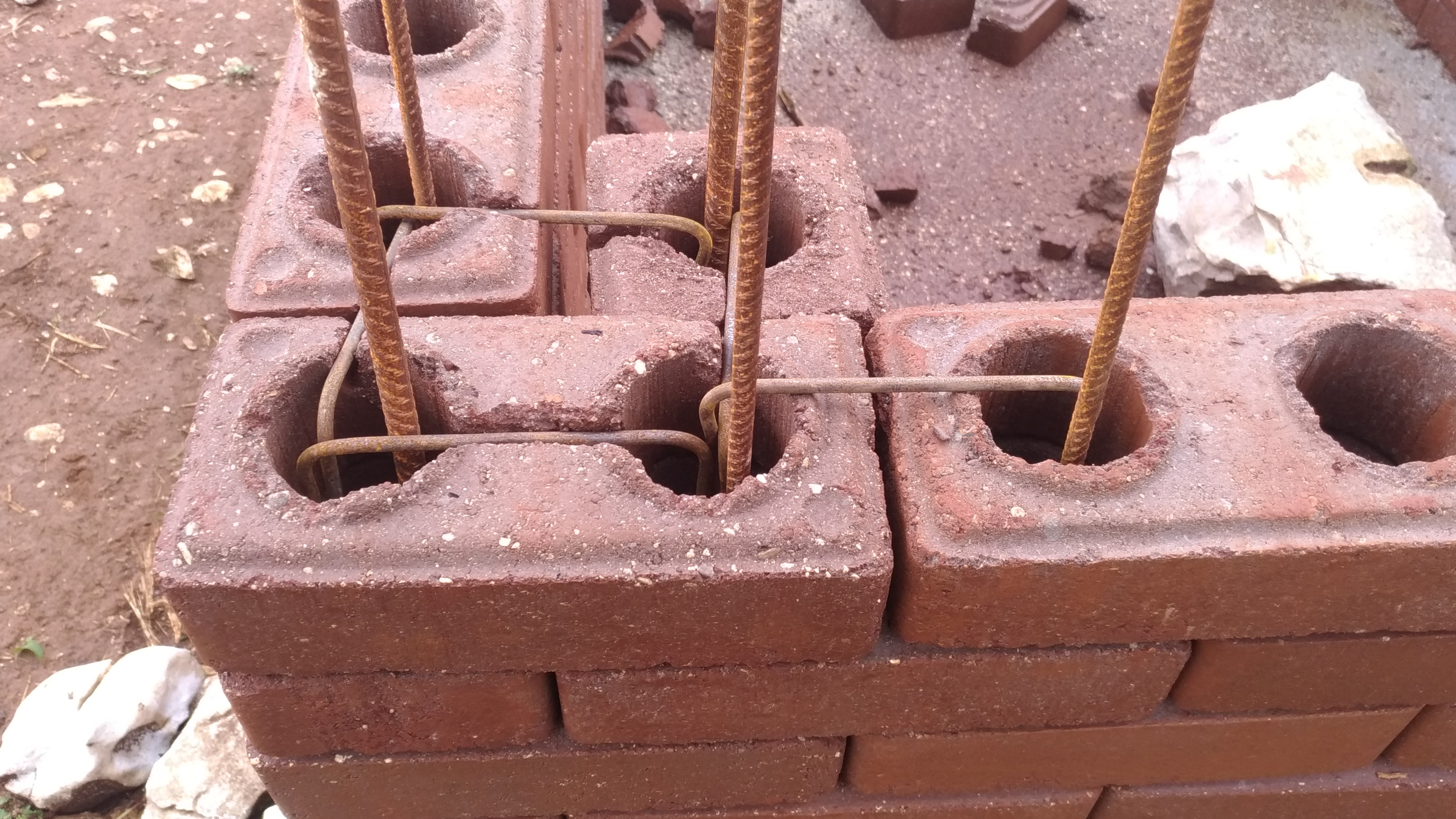 O tijolo solo-cimento funciona como blocos de montar — basta encaixar um em cima do outro e, a cada um metro, adicionar um vergalhão para dar sustentação (Foto: Arquivo pessoal)