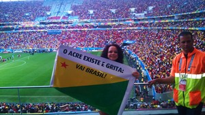 Josi Pequeno leva cartaz o acre existe ao Mané Garrincha em jogo da Copa 2014 (Foto: Arquivo pessoal)