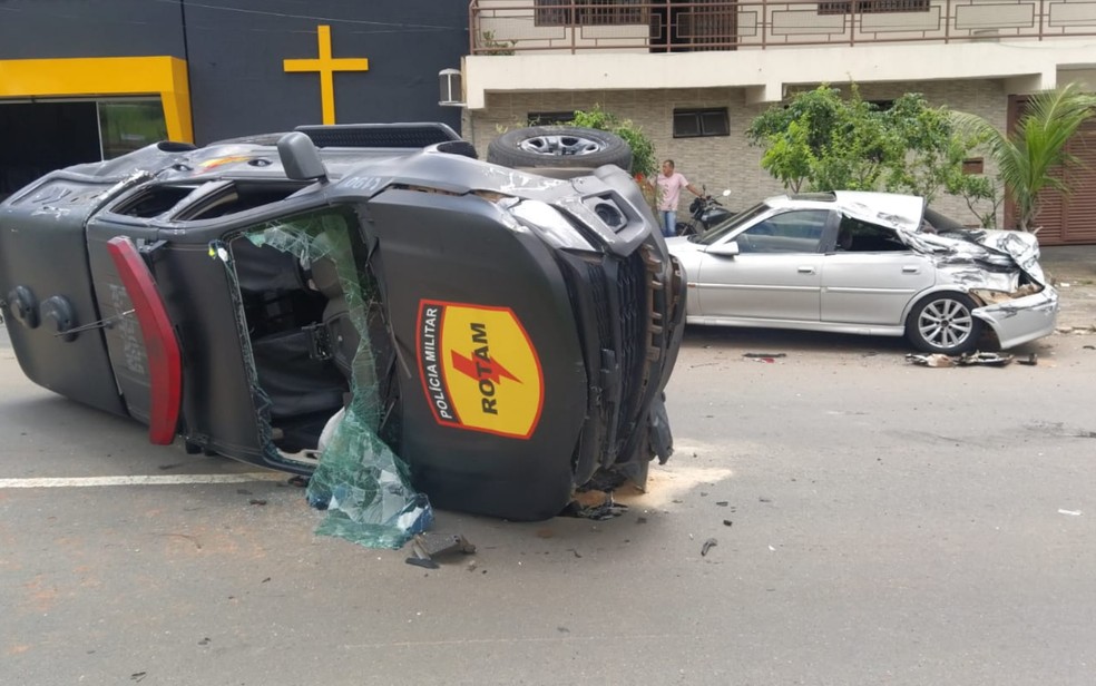 Viatura da Rotam tomba aps acidente em Goinia, Gois  Foto: Reproduo/Polcia Militar