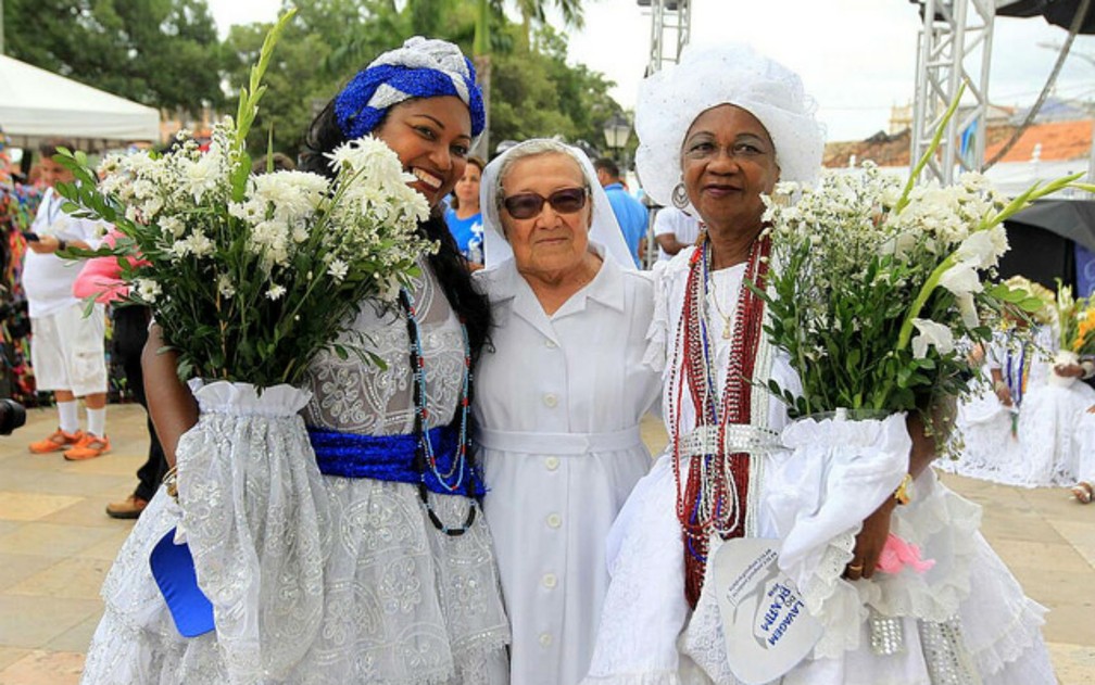 Encontro entre baianas e freira na festa do Senhor do Bonfim, em Salvador (Foto: Paula Fróes/GOVBA/Divulgação)