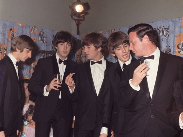 Brian Epstein (à direita) junto aos Beatles, em imagem de 1964 (Foto: Getty Images)