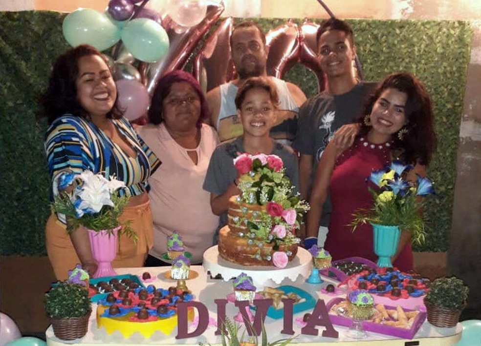 Divia (de rosa), Aníbal (C) e os quatro filhos no 40º aniversário — Foto: Reprodução/TV Globo
