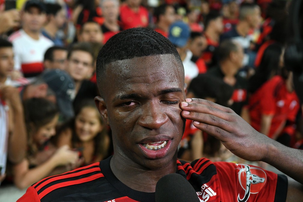 Em entrevista ao final do jogo, Vinicius n&atilde;o escondeu a emo&ccedil;&atilde;o (Foto: Alexandre Dur&atilde;o)