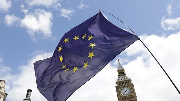 Bandeira da União Europeia (UE) é vista diante do Big Ben durante protesto contra o Brexit  em Londres  (Foto: Paul Hackett/Reuters)