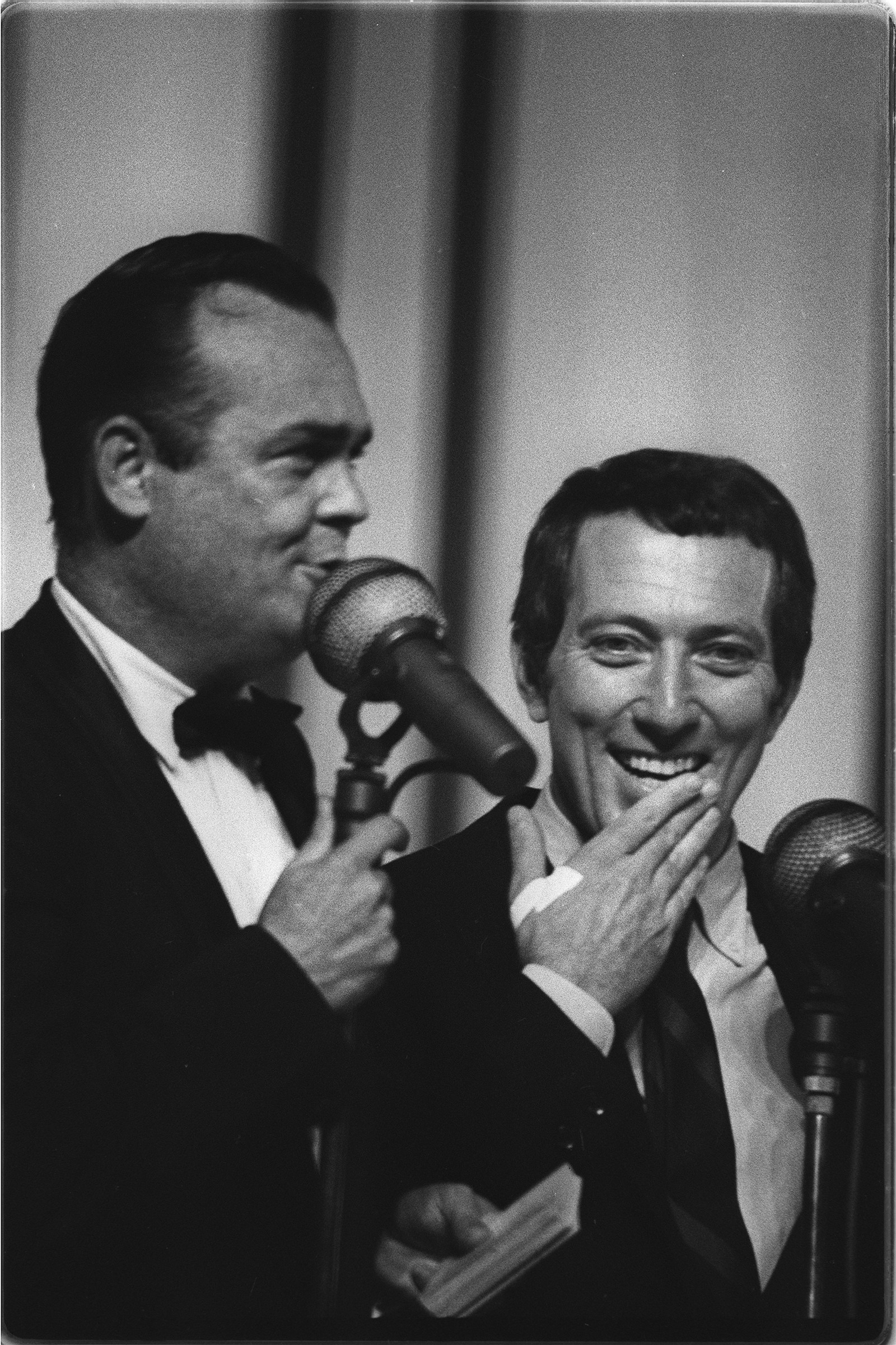 Tony Bennett e Hilton Gomes, apresentador oficial do Festival Internacional da Canção, que imortalizou a frase "Boa sorte, maestro!" ao saudar os participantes. — Foto: Arquivo / Agência O Globo