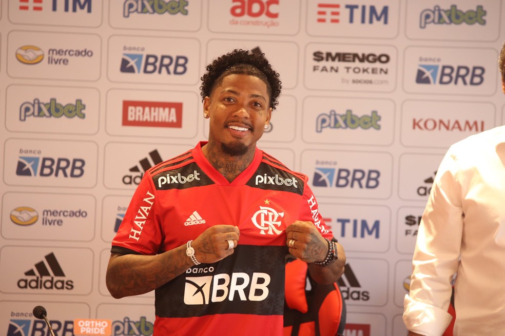 Marinho veste a camisa do Flamengo em sua apresentação — Foto: Gilvan de Souza/Flamengo