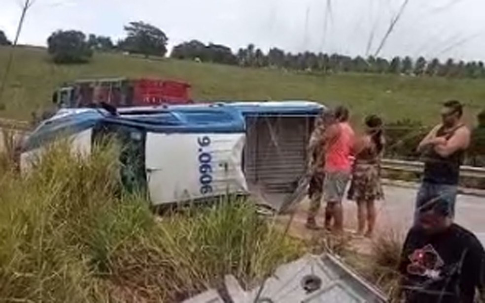 Viatura da PM com seis presos capota na BR-101; dois custodiados morrem |  Bahia | G1