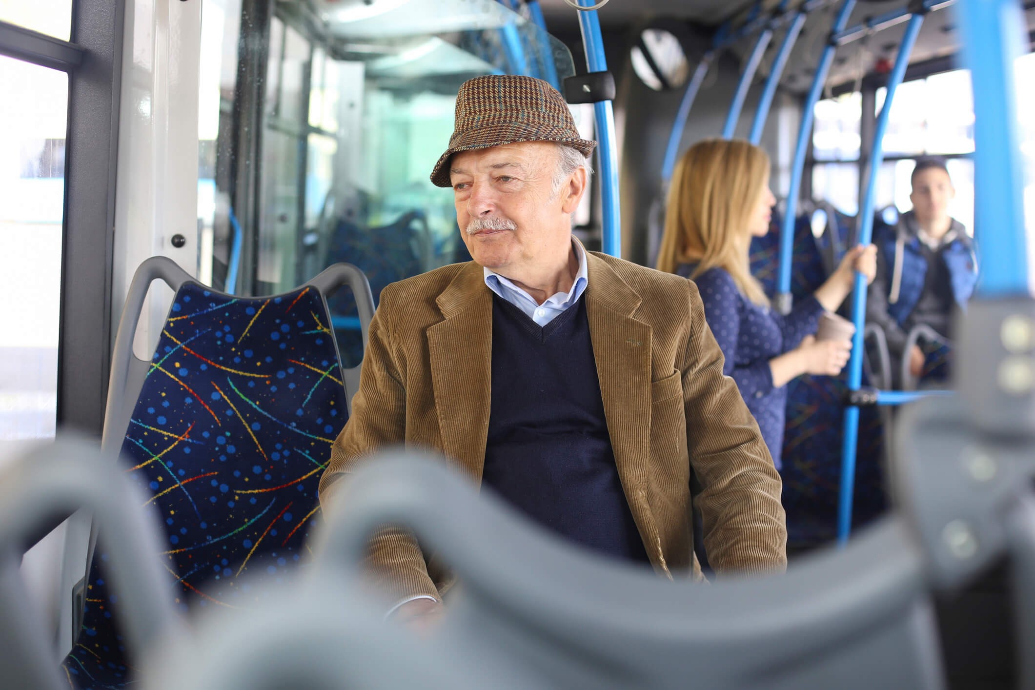 Tem como reservar passagem gratuita de ônibus para idoso pela internet?