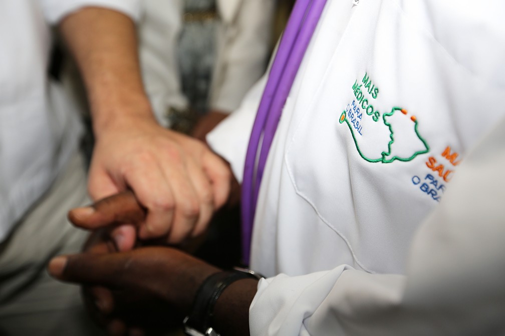 Médico do programa Mais Médicos durante atendimento — Foto: Karina Zambrana/Ascom/MS