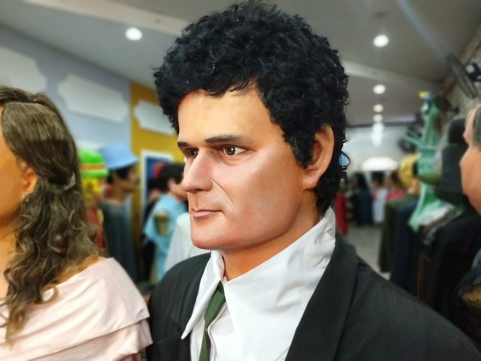 Boneco do ex-magistrado e atual ministro Sérgio Moro participa dos desfiles realizados no carnaval — Foto: Wanessa Andrade/Globo News