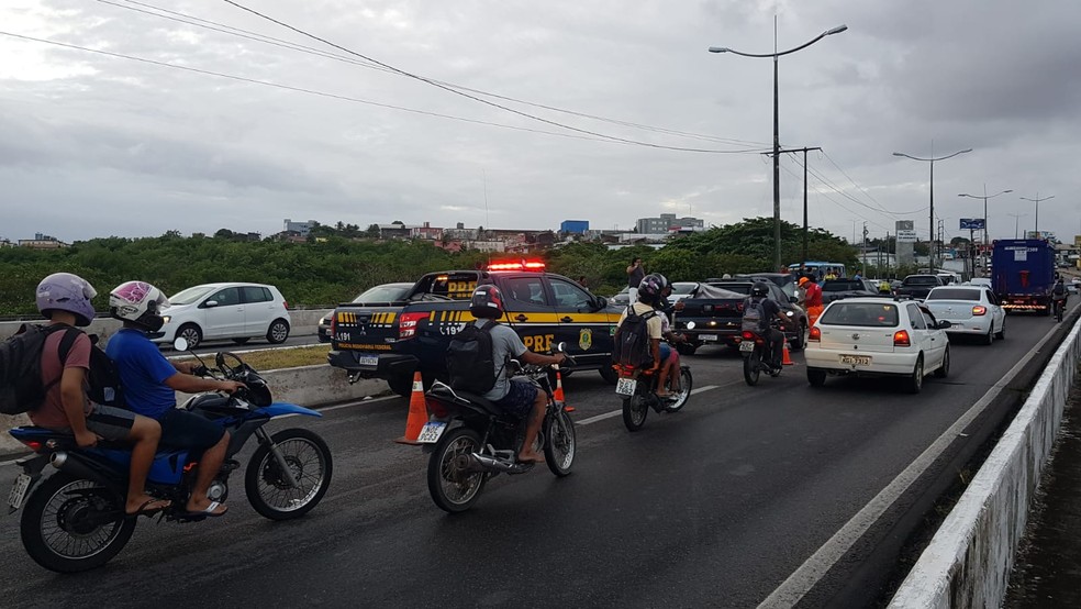 Nove carros se envolveram no acidente na Ponte de Igapó — Foto: Sara Cardoso/Inter TV Cabugi