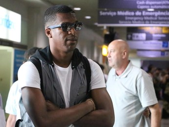 Erazo chega a Porto Alegre e vibra por acerto: Feliz por jogar no Grêmio