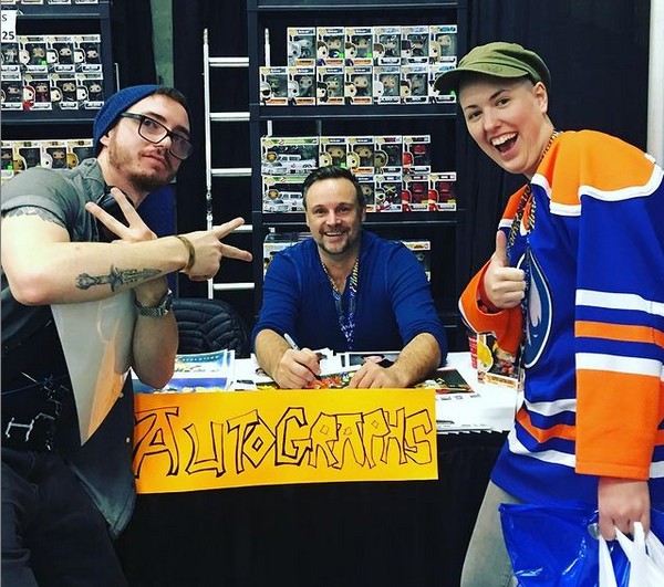O ator e dublador canadense Kirby Morrow em uma sessão de autógrafos com fãs em uma convenção de cultura pop nos EUA (Foto: Instagram)