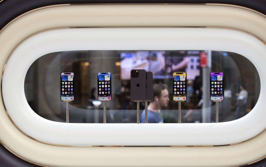 Os novos iPhone 14 e 14 Pro expostos em uma loja da Apple em Sydney, Austrália