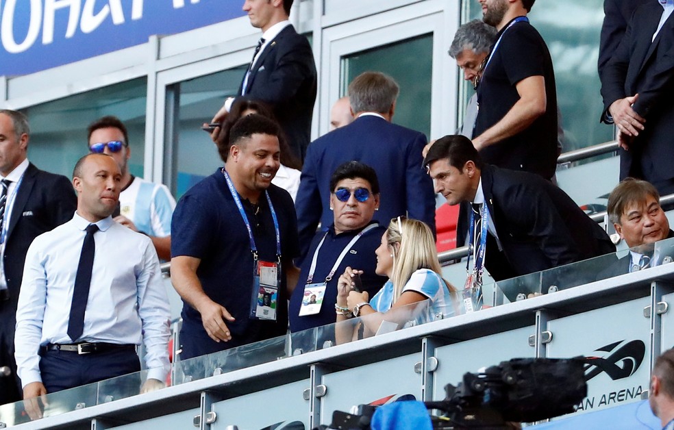 Ronaldo ri ao final da partida entre Argentina e FranÃ§a enquanto Maradona fecha a cara (Foto: REUTERS/Michael Dalder)