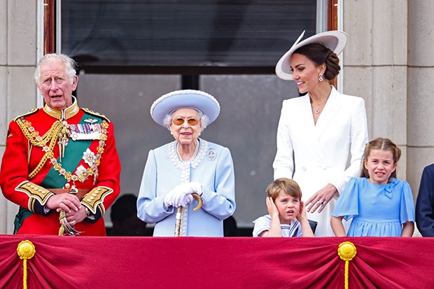 Principe Charles, Rainha Elizabeth, Kate Middleton e os filhos, Príncipe Louis, Princesa Charlotte e Príncipe George  (Foto: Getty Images)