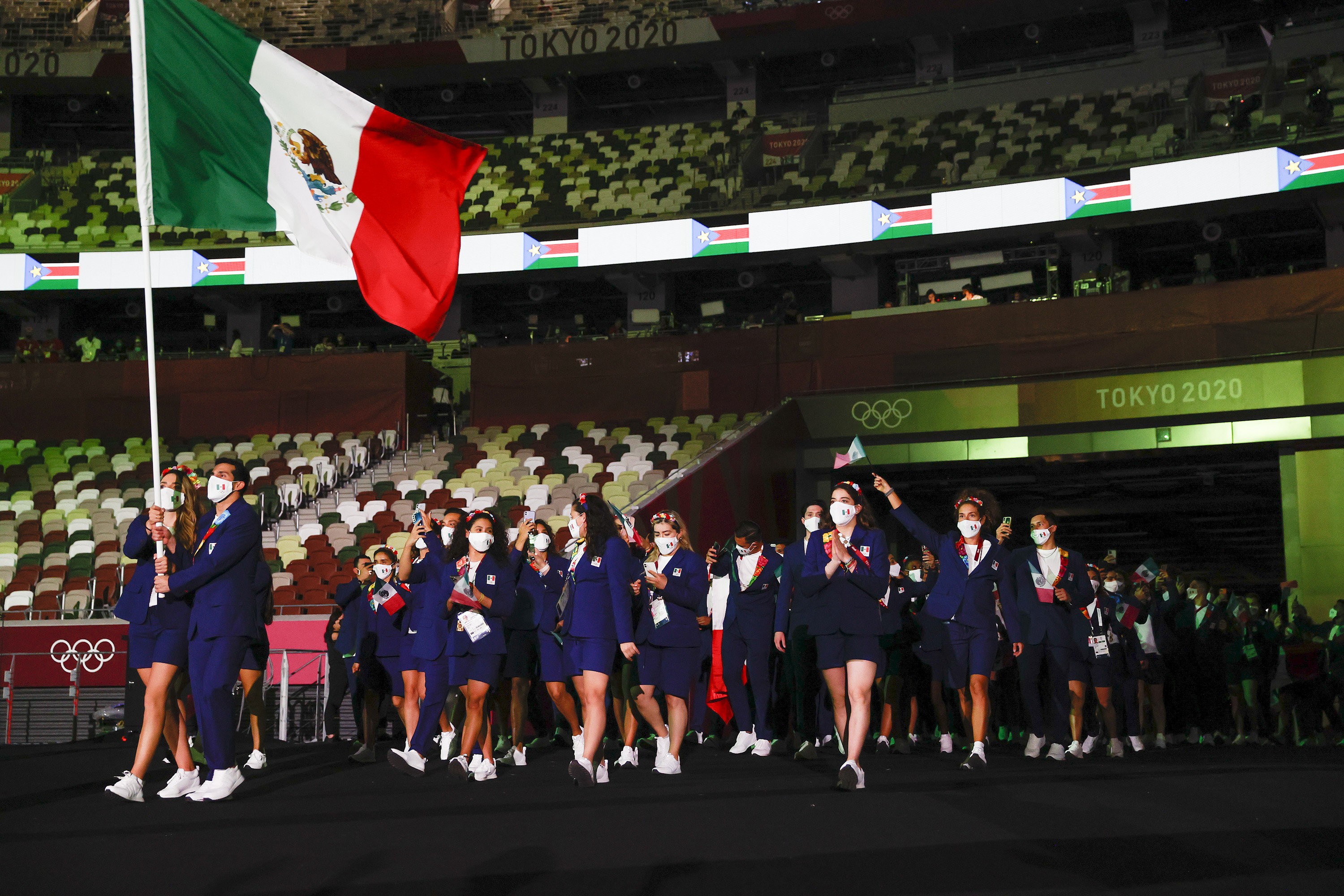 TOKYO, JAPAN - JULY 23: Flag bearers Gabriela Lopez and Rommel Pacheco Marrufo of Team Mexico during the Opening Ceremony of the Tokyo 2020 Olympic Games at Olympic Stadium on July 23, 2021 in Tokyo, Japan. (Photo by Jamie Squire/Getty Images) (Foto: Getty Images)