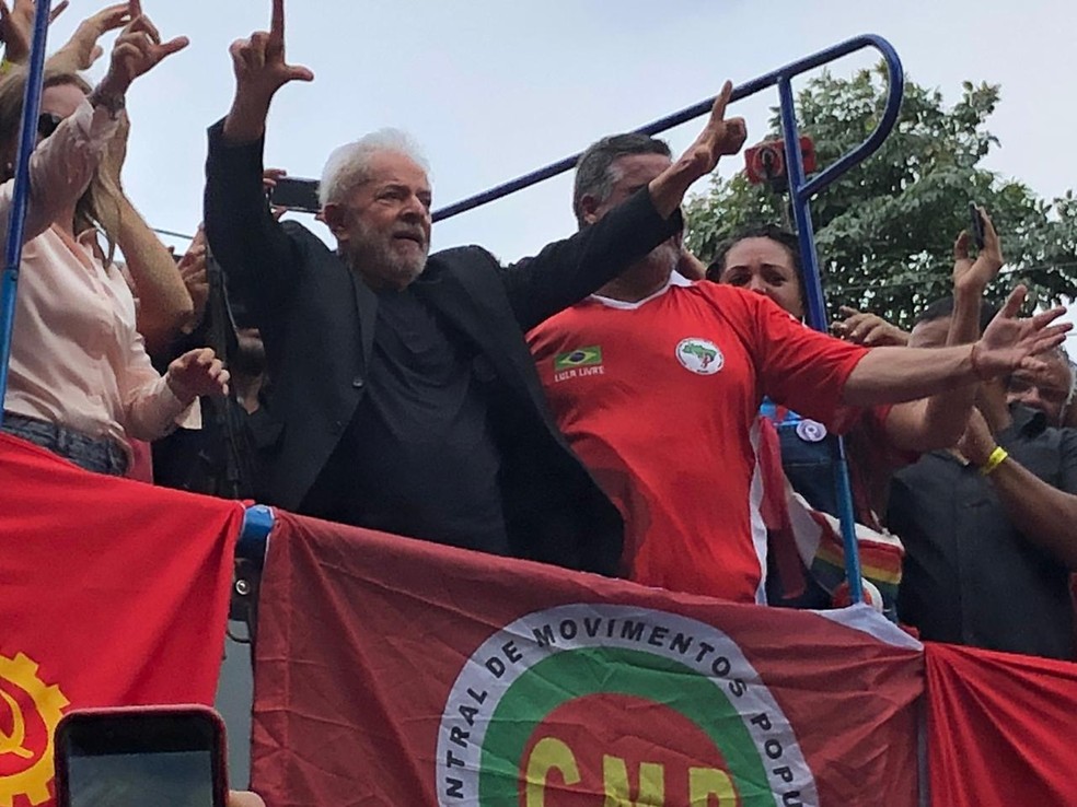 Lula no caminhão durante comemoração em frente ao Sindicato dos Metalúrgicos do ABC — Foto: Roney Domingos/G1 