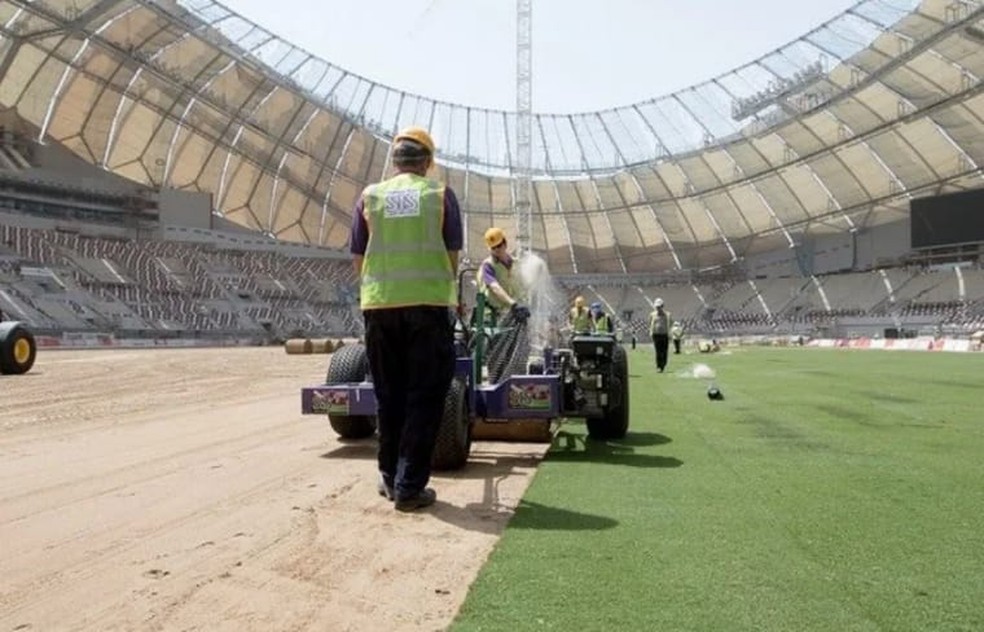 Colocação do gramado do Khalifa Stadium — Foto: Comitê organizador
