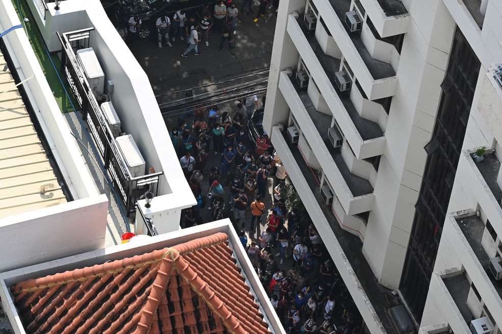 Trabalhadores dos prédios de Manila deixaram o local quando sentiram os tremores — Foto: Ted ALJIBE / AFP